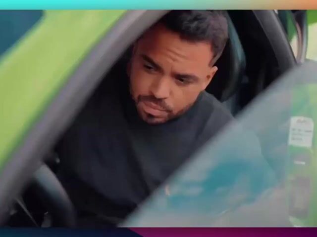 Jeff dirigindo uma Lamborghini verde em Dubai, frame da premiação de R$10 milhões na Kiwify