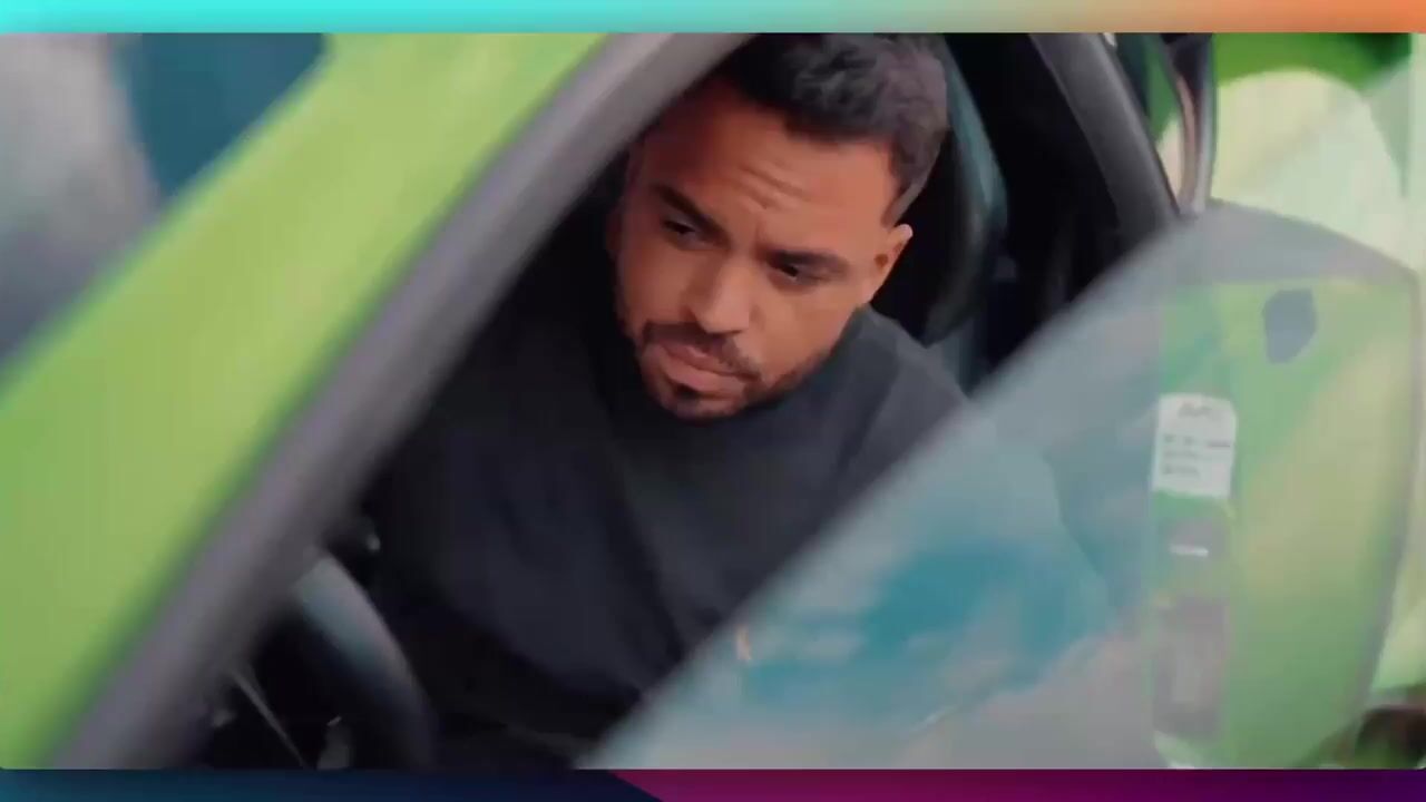 Jeff dirigindo uma Lamborghini verde em Dubai, frame da premiação de R$10 milhões na Kiwify